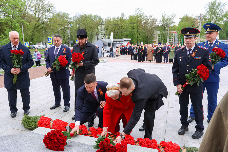 Торжественные церемонии возложения венков и цветов к мемориалам воинской доблести в День Великой Победы в Подольске